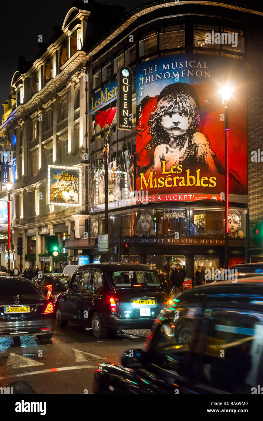 Il traffico in London Shaftesbury Avenue passando il Gielgud Theatre di notte Foto Stock