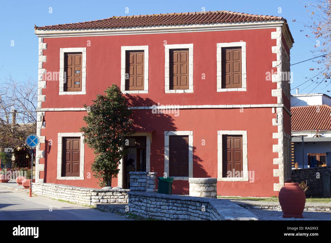 Il vecchio customhouse oggi museo del folclore della città di Arta nella regione di Arta in Epiro Grecia, nei pressi del vecchio ponte di pietra di fiume Arachthos Foto Stock