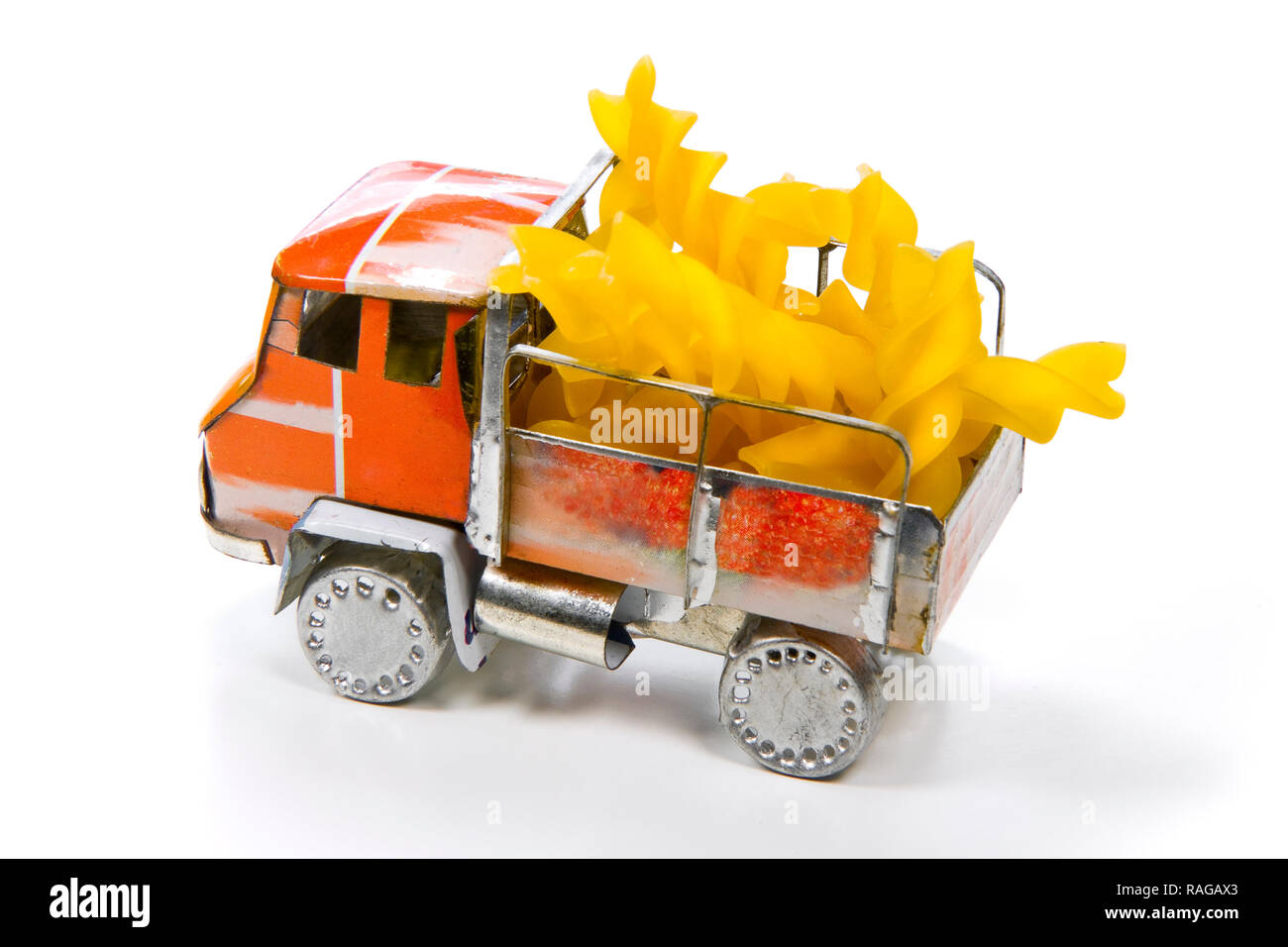 Piccolo Camion con un carico di pasta italiana - Concetto di immagine Foto  stock - Alamy