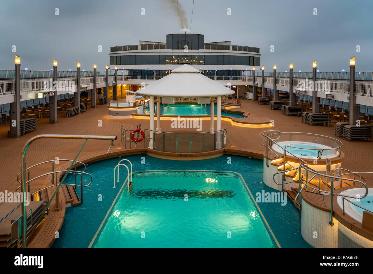 La piscina coperta del Jade norvegese nave da crociera durante la notte. Foto Stock