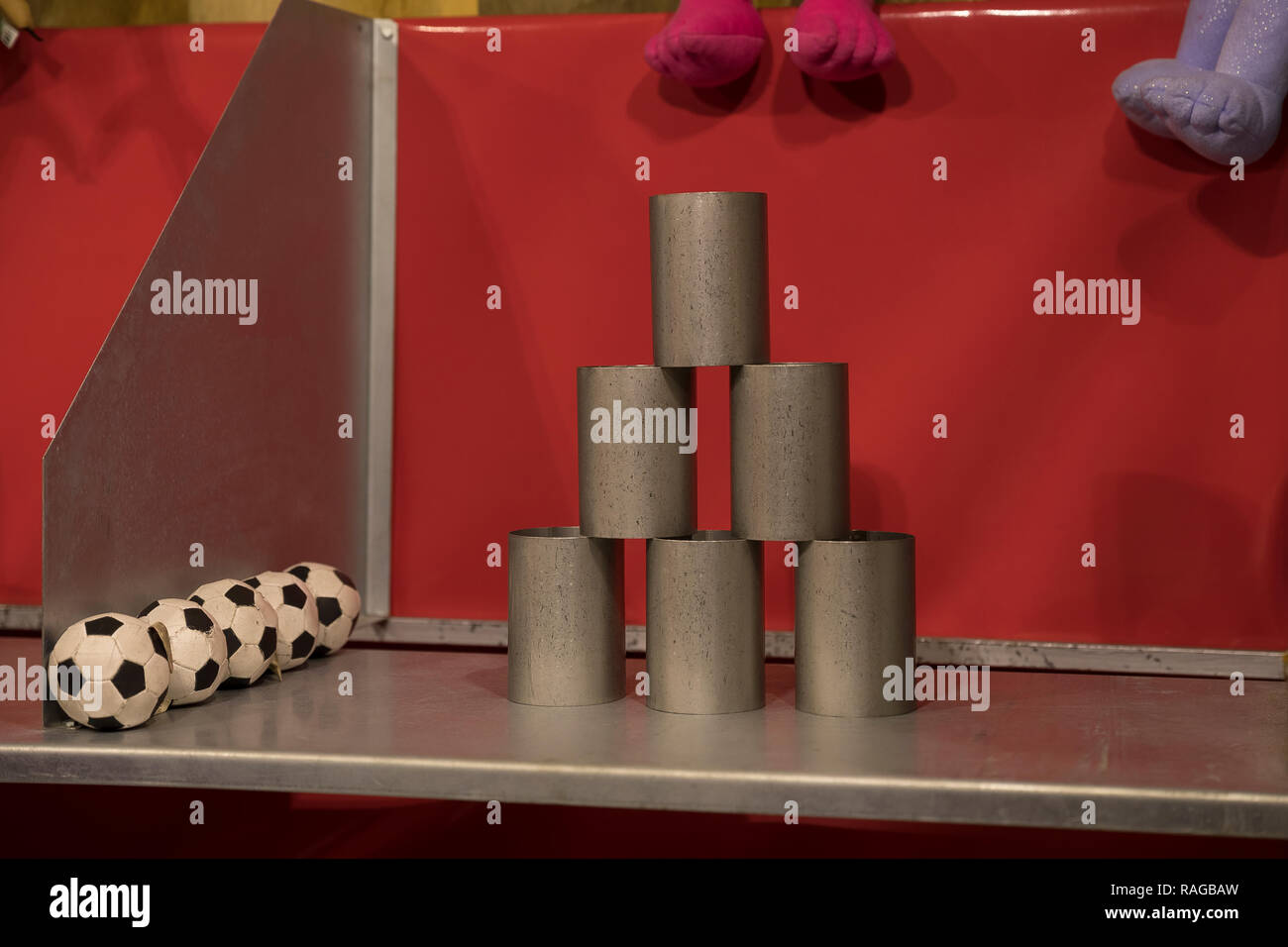 London, Regno Unito - 30 dicembre 2018: Sfera gioco di lancio a sparare giù le lattine al Winter Wonderland / Hyde Park Foto Stock