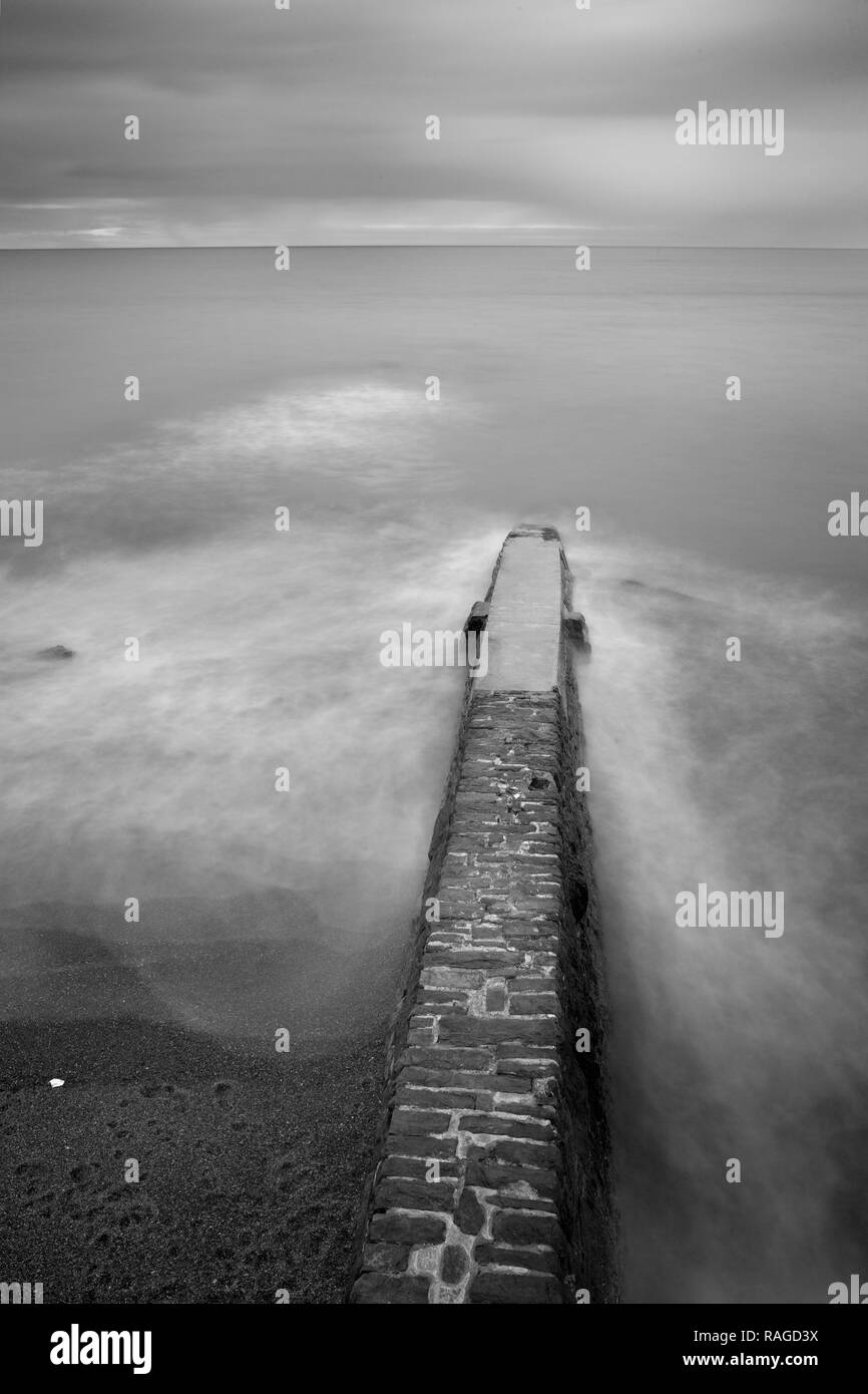 Struttura di frangionde sul lungomare di Aberystwyth Foto Stock