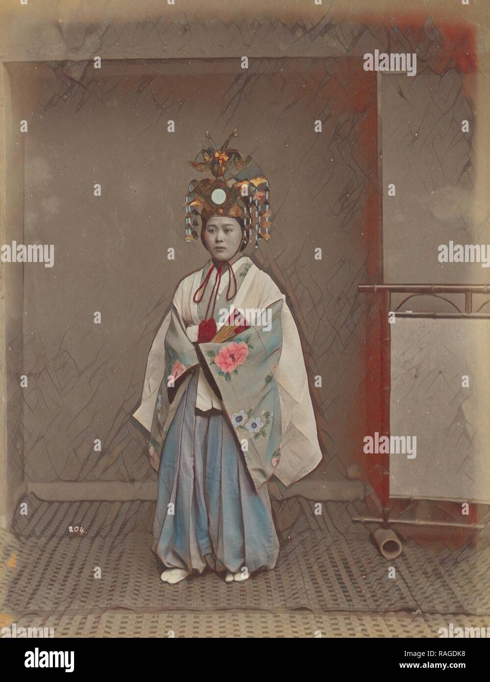 La donna nel copricapo, Kusakabe Kimbei (giapponese, 1841 - 1934, attivo  1880 - circa 1912), Giappone, 1870 - 1890S, mano- reinventato Foto stock -  Alamy