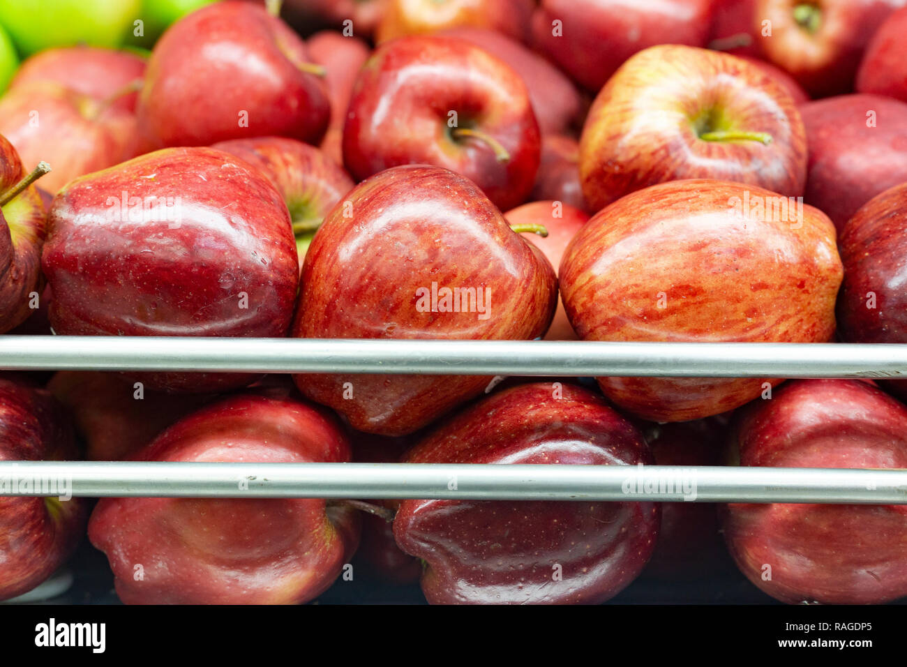 Red apple su super mercato ripiano, esposte per la vendita. Foto Stock