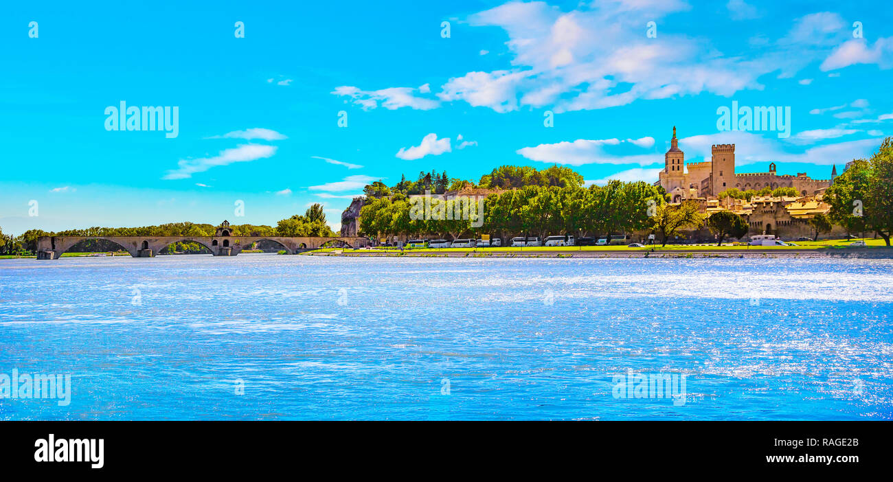 Ponte di Avignone o Pont Saint Benezet medievale e la città di Avignon. Unesco - Sito Patrimonio dell'umanità. Provenza Francia. L'Europa. Foto Stock