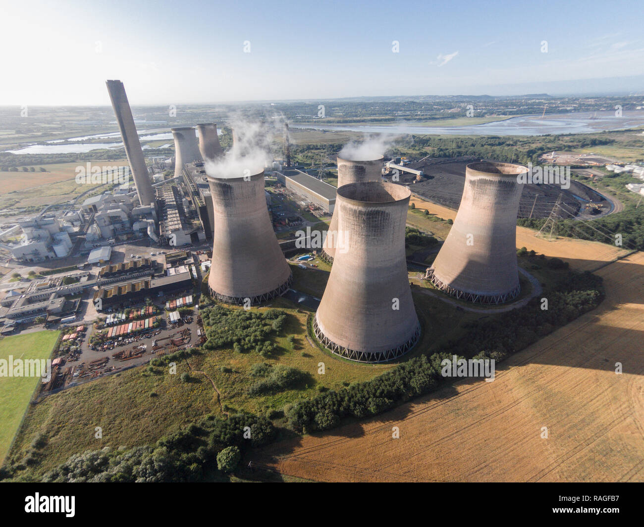 Le fotografie aeree di Fiddlers Ferry Power Station in Widnes / Sankey. Una centrale elettrica a carbone che notoriamente ha perso una torre nel 1984 a causa di vento ad alta. Foto Stock