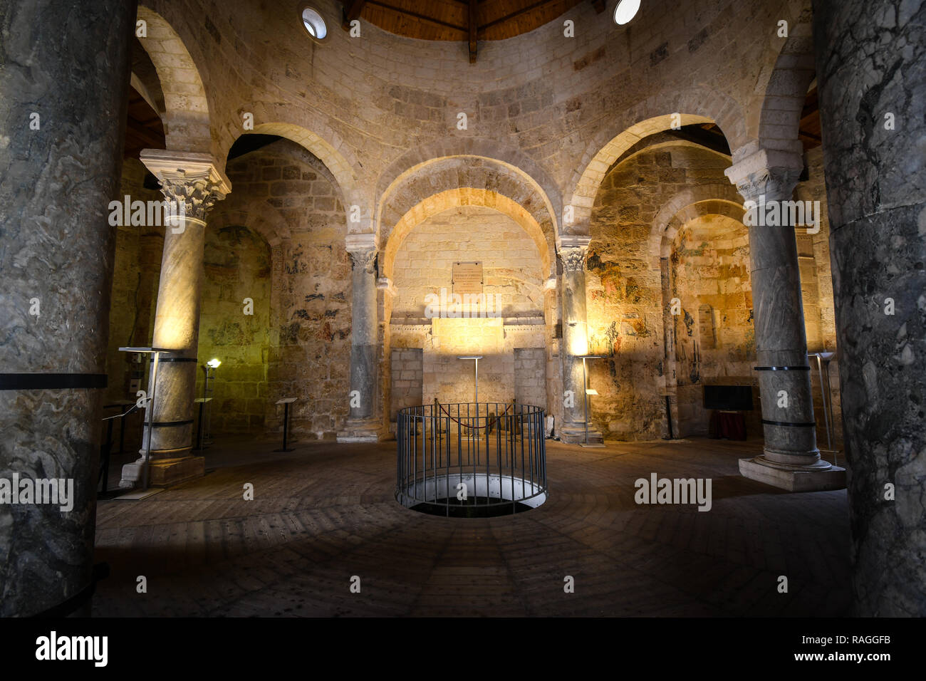 Interno della chiesa di San Giovanni al Sepolcro nella città di Brindisi, Italia, mostra di marmo e colonne di granito e le mura medievali affreschi Foto Stock