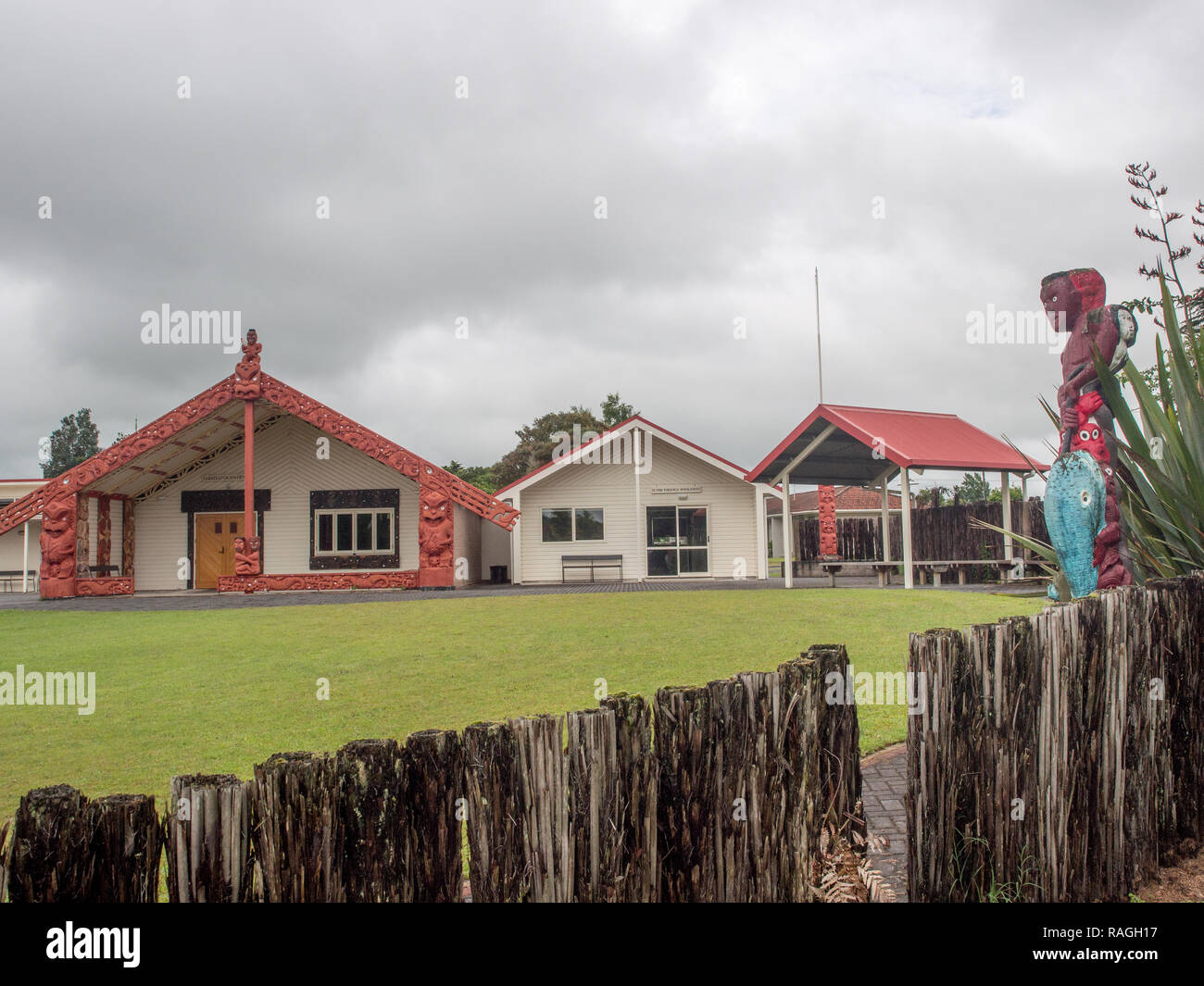 Pouakani Marae di Ngati Kahungunu o Wairarapa, con whare whakairo Tamatea Pokai Whenua, Mangakino, Lago Taupo District, Nuova Zelanda Foto Stock