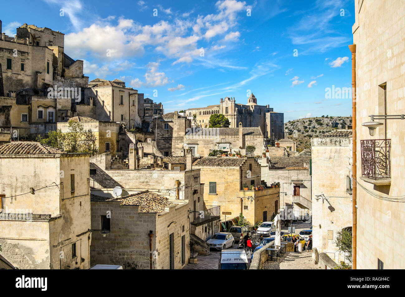 Matera, Italia - 24 Settembre 2018: una cattedrale è visto nella distanza sopra la città vecchia sezione di Matera, Italia Foto Stock