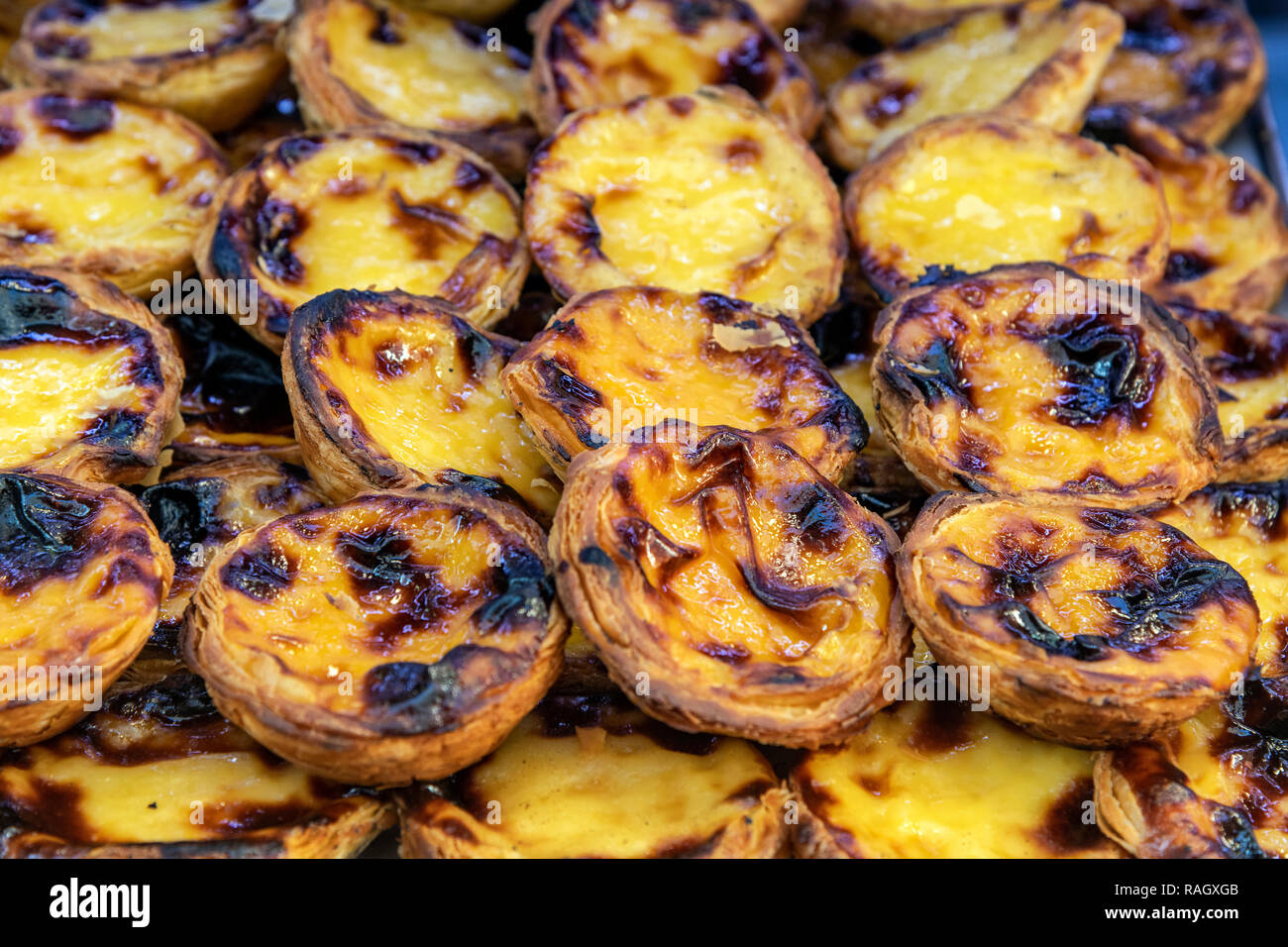Pastel de Belem o Pasteis de nata crema pasticcera crostate, Lisbona, Portogallo Foto Stock