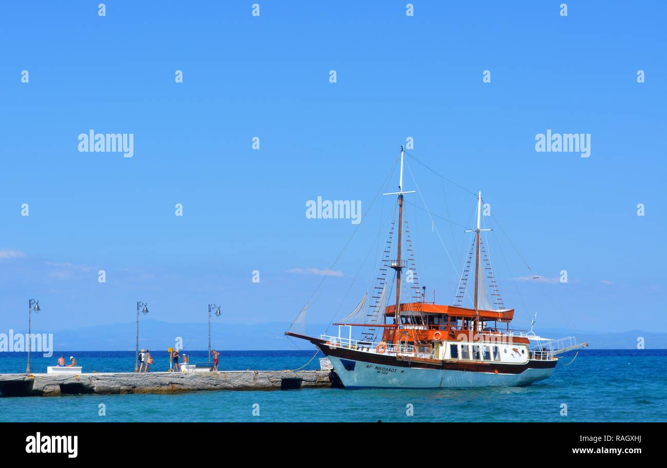 In legno barca a vela sul dock Foto Stock