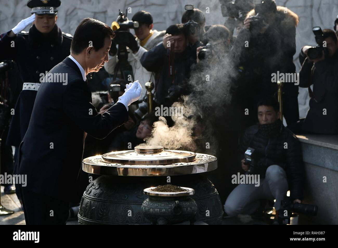 Il ministro della Difesa Natioanl per la Repubblica di Corea, gli onorevoli Han Min-goo, ispeziona incenso prima di masterizzarlo in corrispondenza di una corona di cerimonia di posa a Seoul National cimitero, Seoul, Corea del Sud, Feb 02, 2017. Foto Stock