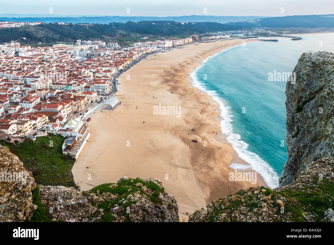 Nazaré beach visto da sopra, dall'Sítio punto di vista con le rocce in primo piano. Foto Stock