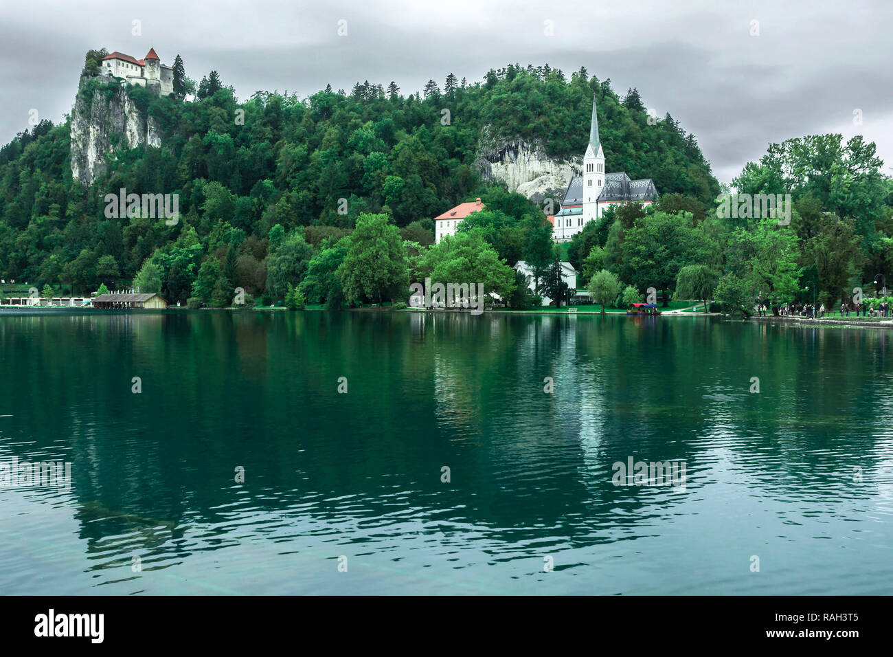Lago di Bled con la chiesa e il castello sulla montagna, Slovenia, Europa Foto Stock