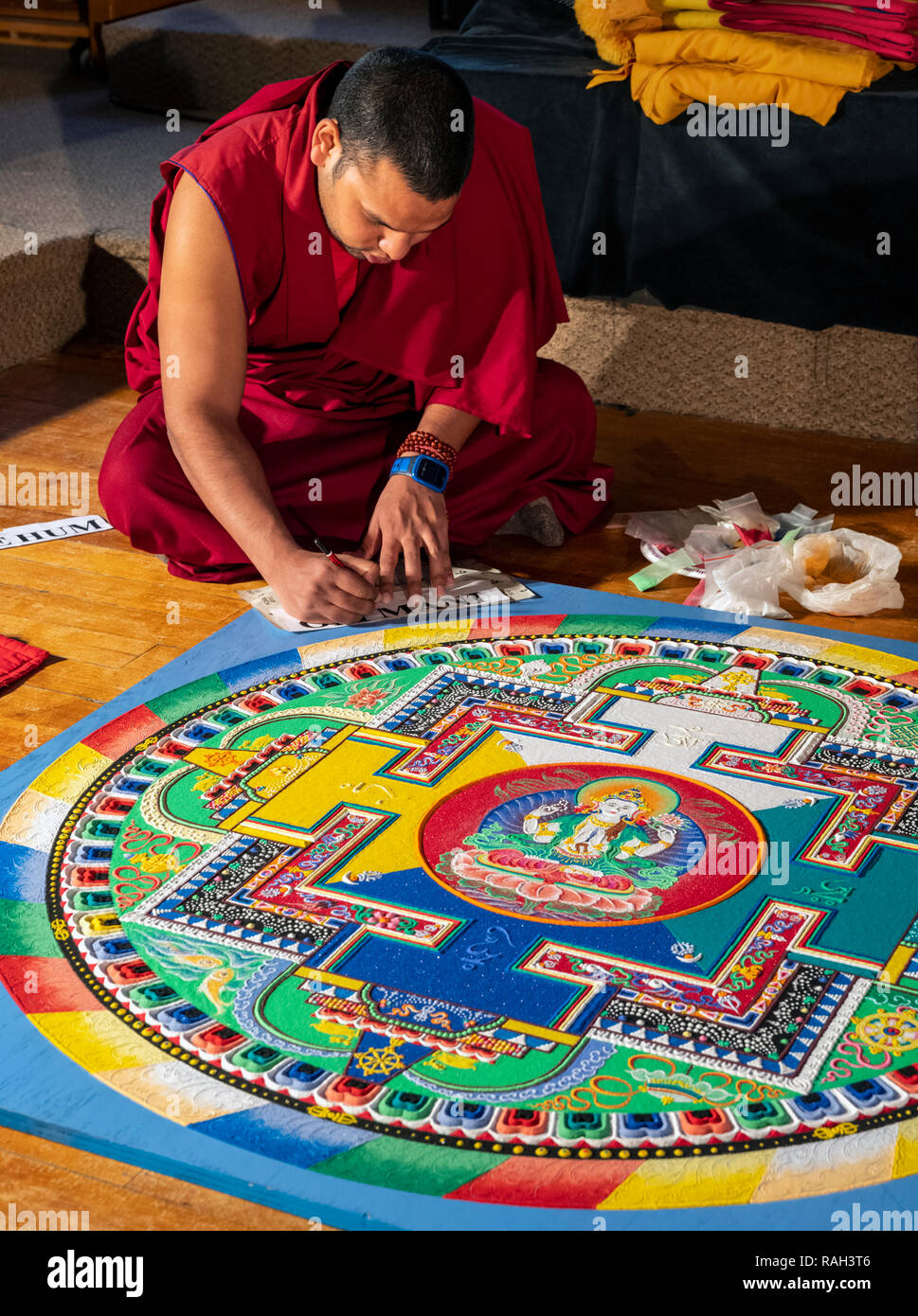 Viaggiare il Tibetano Tashi Kyil i monaci buddisti costruire una sabbia benedetta Chinrezig Mandala; ceremoniously per essere dissolti in Arkansas River; Salida; C Foto Stock