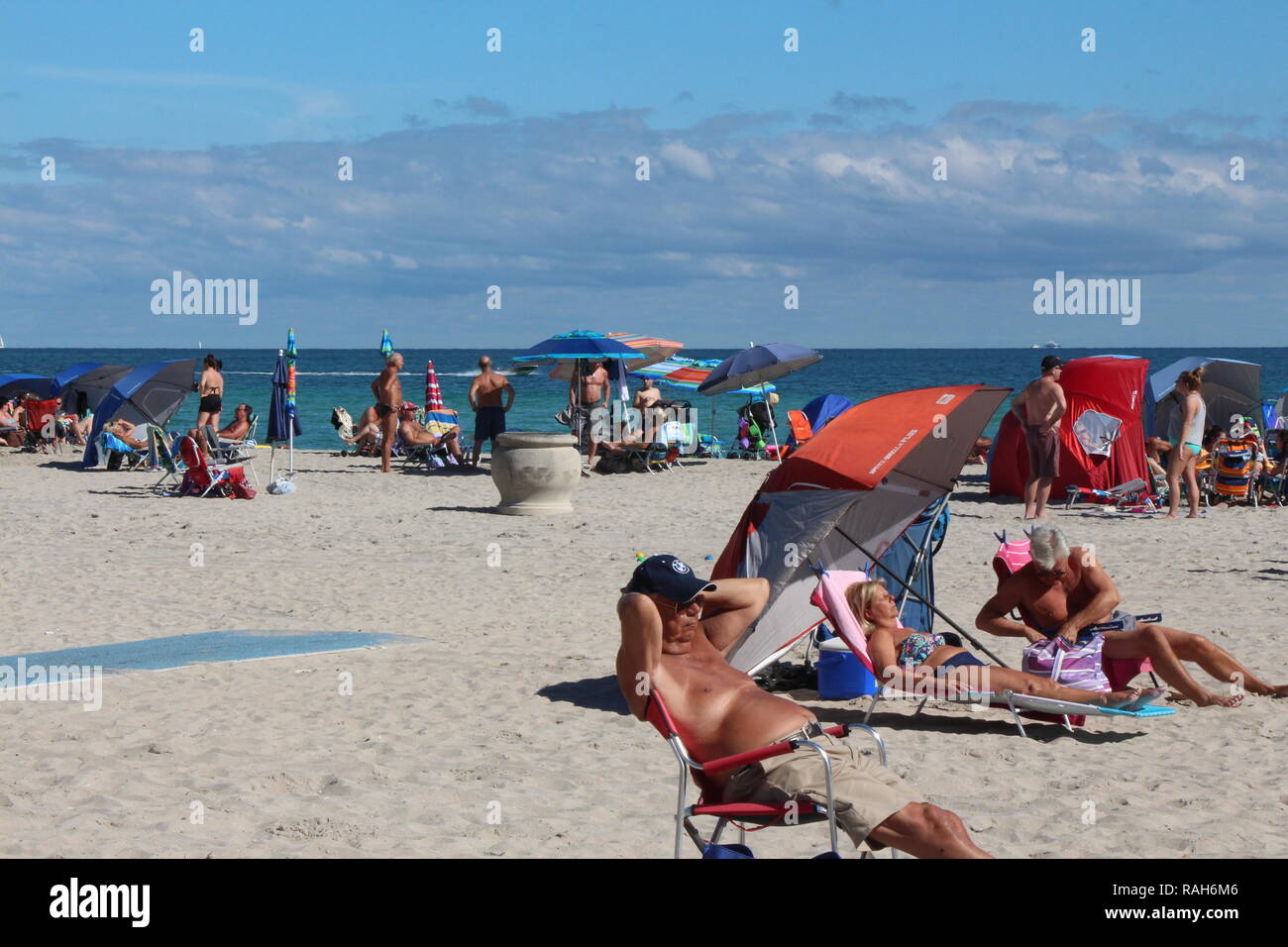 Le persone aventi il divertimento a Hollywood Beach, FL Foto Stock