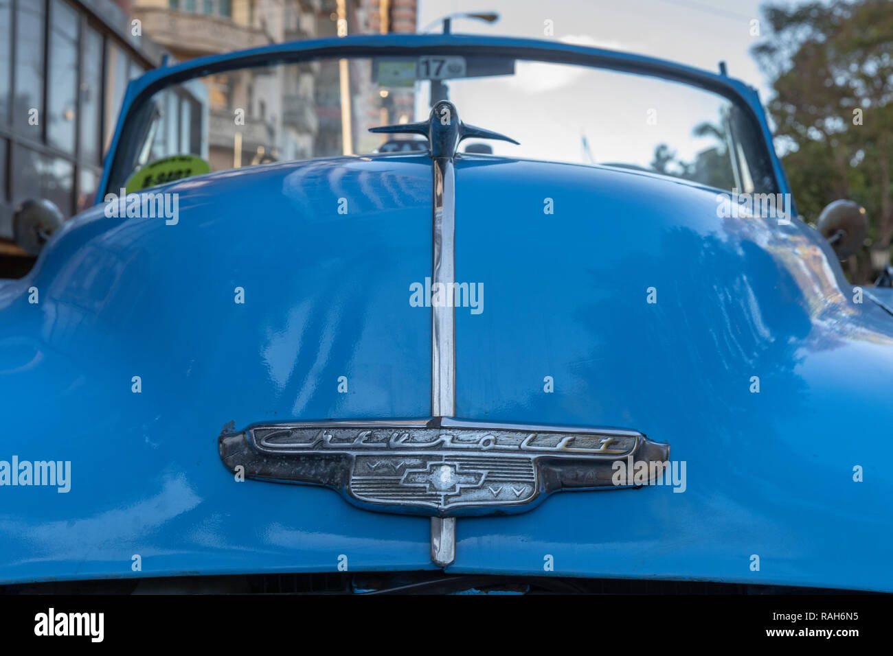 Il cofano di classic Chevrolet, Havana, Cuba Foto Stock