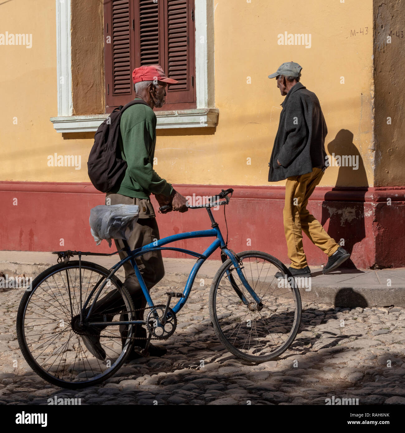 Uomo anziano passeggiate in bicicletta in Trinidad, Cuba Foto Stock