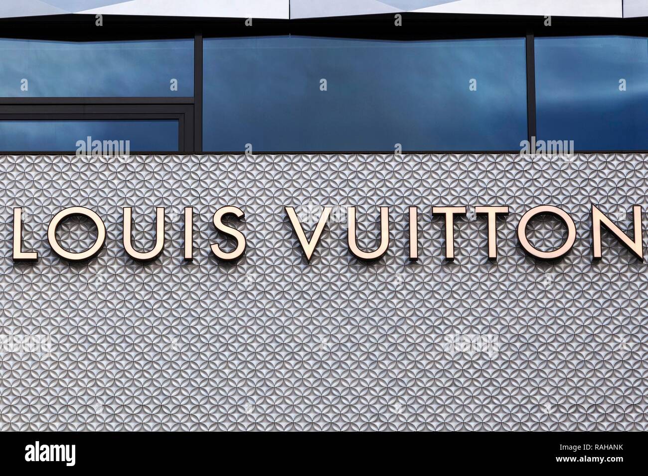 La scrittura sulla facciata della casa, fashion shop Louis Vuitton, Dorotheen Quartier, DOQU, architetto Behnisch, Stoccarda, Baden-Württemberg Foto Stock