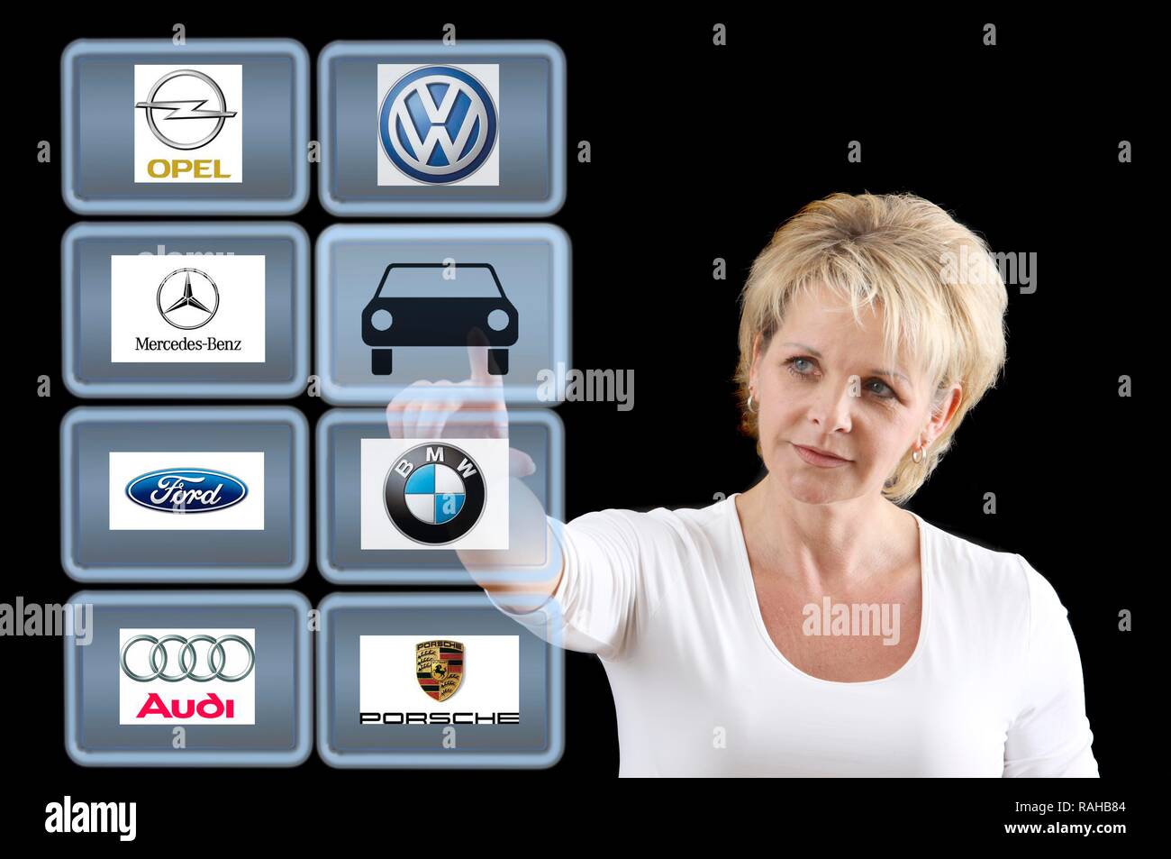 La donna lavora con uno schermo virtuale, touch screen, tedesco auto marche Foto Stock