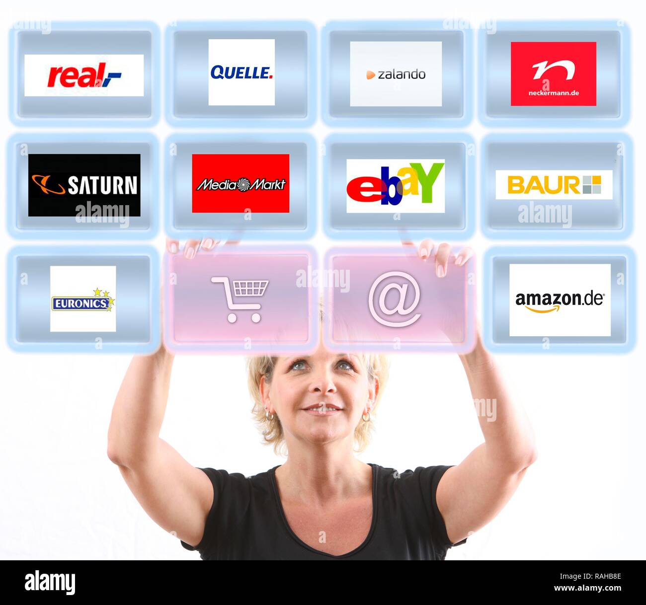 La donna lavora con uno schermo virtuale, touch screen, negozi online, internet shopping Foto Stock