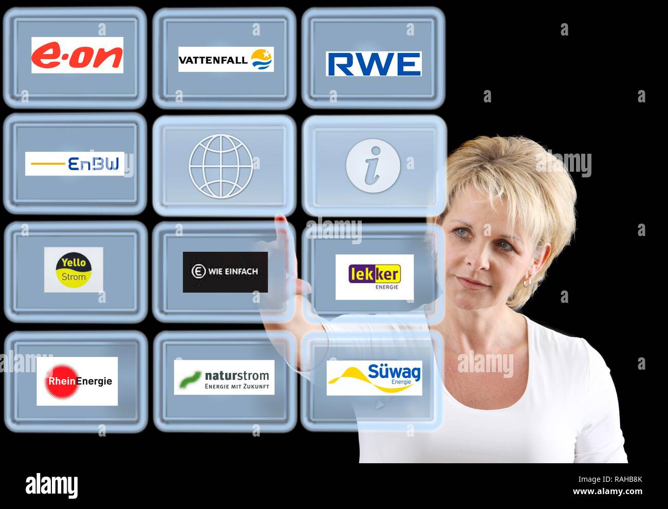 La donna lavora con uno schermo virtuale, touch screen, fornitori di potenza Foto Stock