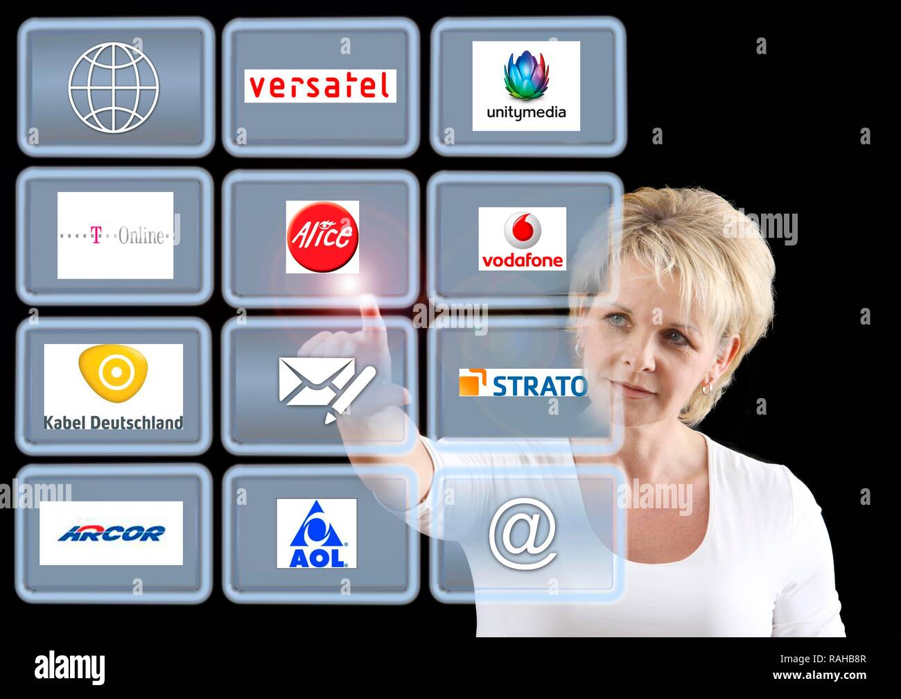 La donna lavora con uno schermo virtuale, touch screen, internet provider telefonico Foto Stock