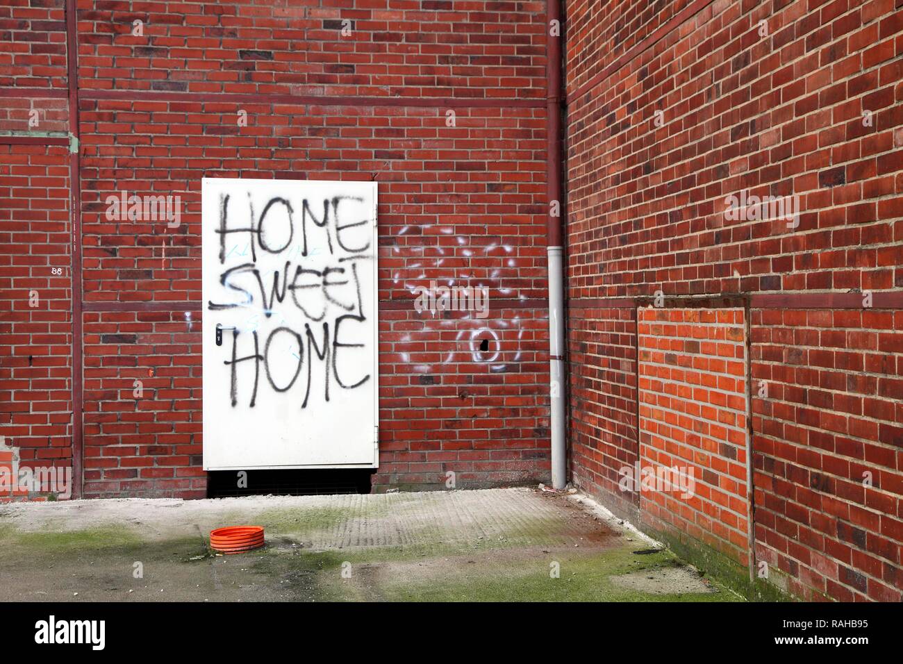 Graffiti, Casa dolce casa, alla porta di un edificio per essere demolita, vecchia fabbrica hall, Herten, Renania settentrionale-Vestfalia Foto Stock