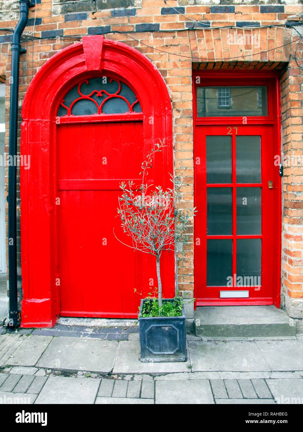 Le porte sono rosse, vecchia casa di pietra, burford, Oxfordshire, Gran Bretagna, Europa Foto Stock