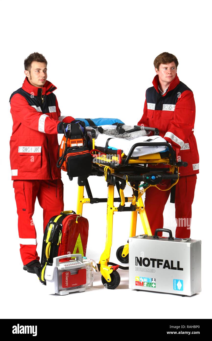 I paramedici con le attrezzature di emergenza, kit di primo soccorso con bende, farmaci, un defibrillatore, ECG, apparato di respirazione e di un Foto Stock