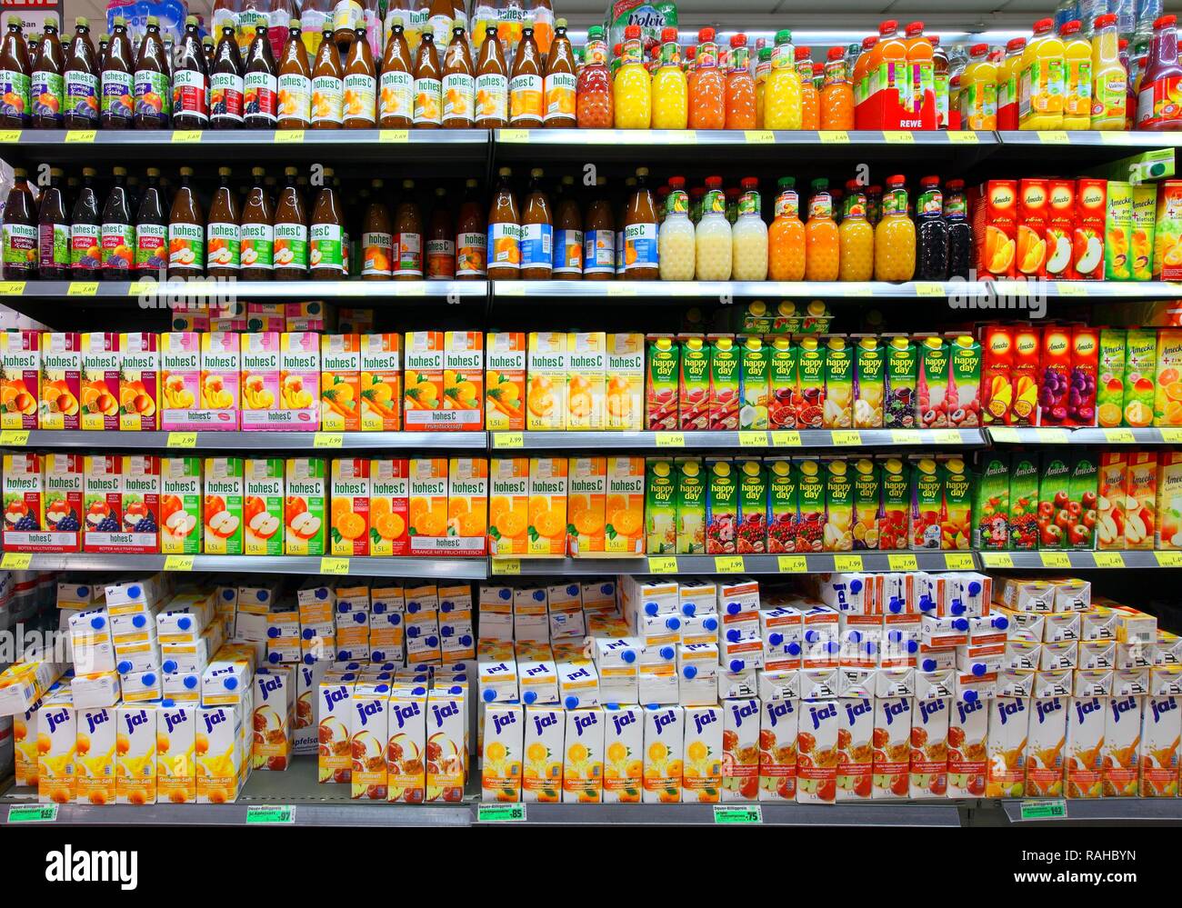 Ripiani con succo di frutta in bottiglie e in Tetra Pak, self-service, reparto alimentare, supermercato Foto Stock