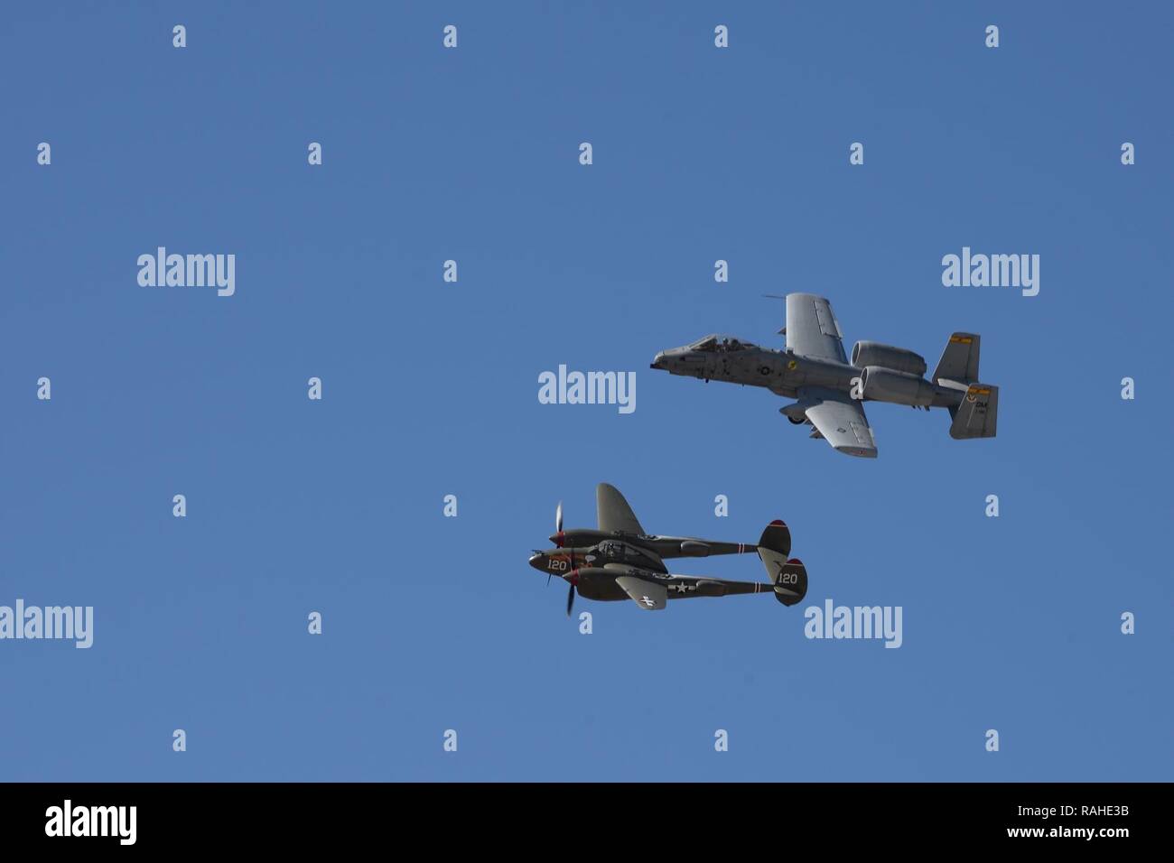 Un U.S. Air Force A-10C Thunderbolt II e un P-38 Fulmine volare in formazione durante il 2017 Heritage Flight Training e Certificazioni Corsi a Davis-Monthan Air Force Base, Ariz., Feb 10, 2017. Durante il corso, personale di volo terreno di pratica e di addestramento di volo per consentire a piloti civili del centro storico di aerei militari e stati uniti Air Force piloti di corrente degli aerei da caccia a volare in sicurezza in formazioni insieme. Foto Stock