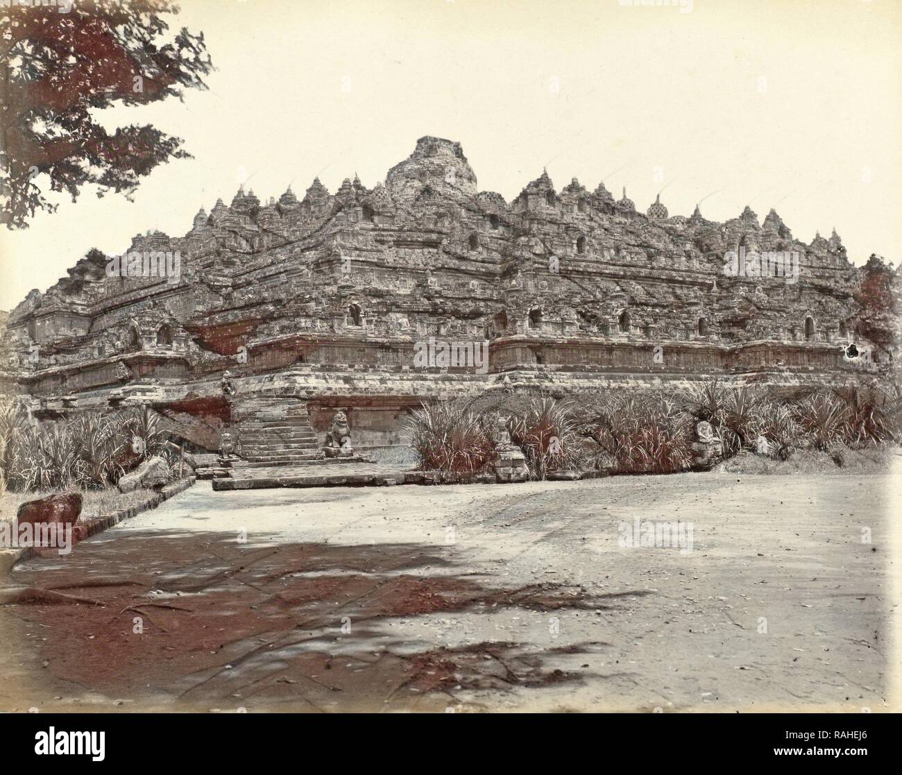 Il Borobudur in Java, Indonesia, anonimo, c. 1895 - c. 1905. Reinventato da Gibon. Arte Classica con un tocco di moderno reinventato Foto Stock