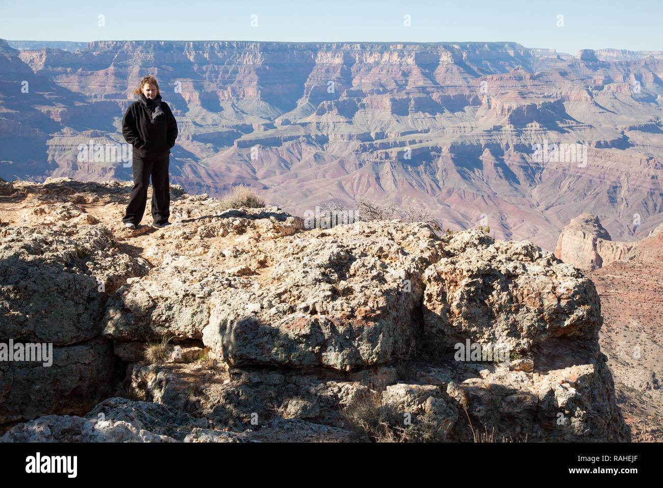 Donna escursionista in piedi dal punto di Navajo, un si affacciano sul bordo Sud del Grand Canyon, a mezzo miglio a est del deserto vista. Foto Stock