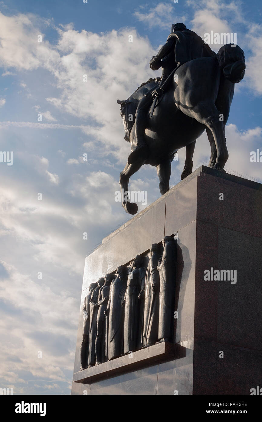 Statua di re Tomislav a Zagabria in Croazia come si vede dal retro, con cielo blu e nuvole bianche Foto Stock