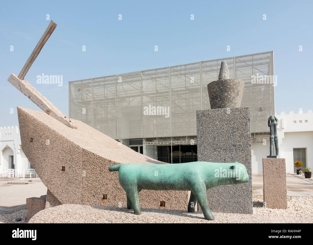 La scultura della nave dalla zona di Adam Henein al Mathaf: Museo arabo di Arte Moderna, Doha , Qatar. Foto Stock