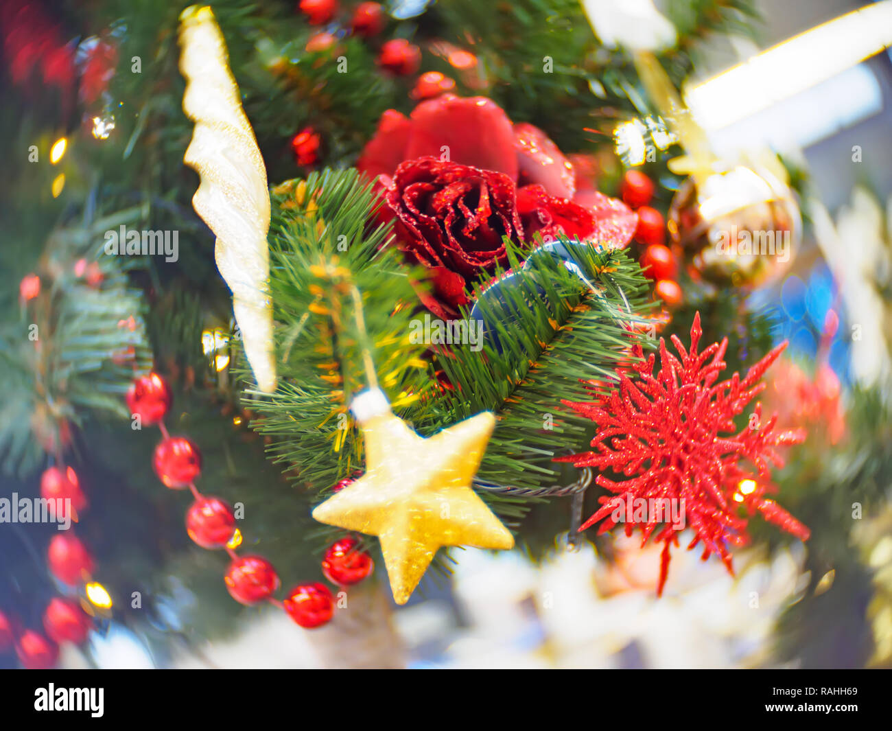 Immagini Contro Il Natale.Luminosa E Decorata Splendidamente Con Giocattoli Albero Di Natale Contro Lucido Morbido Illuminato Focalizzata Sullo Sfondo Natale E Anno Nuovo Concetto Foto Stock Alamy