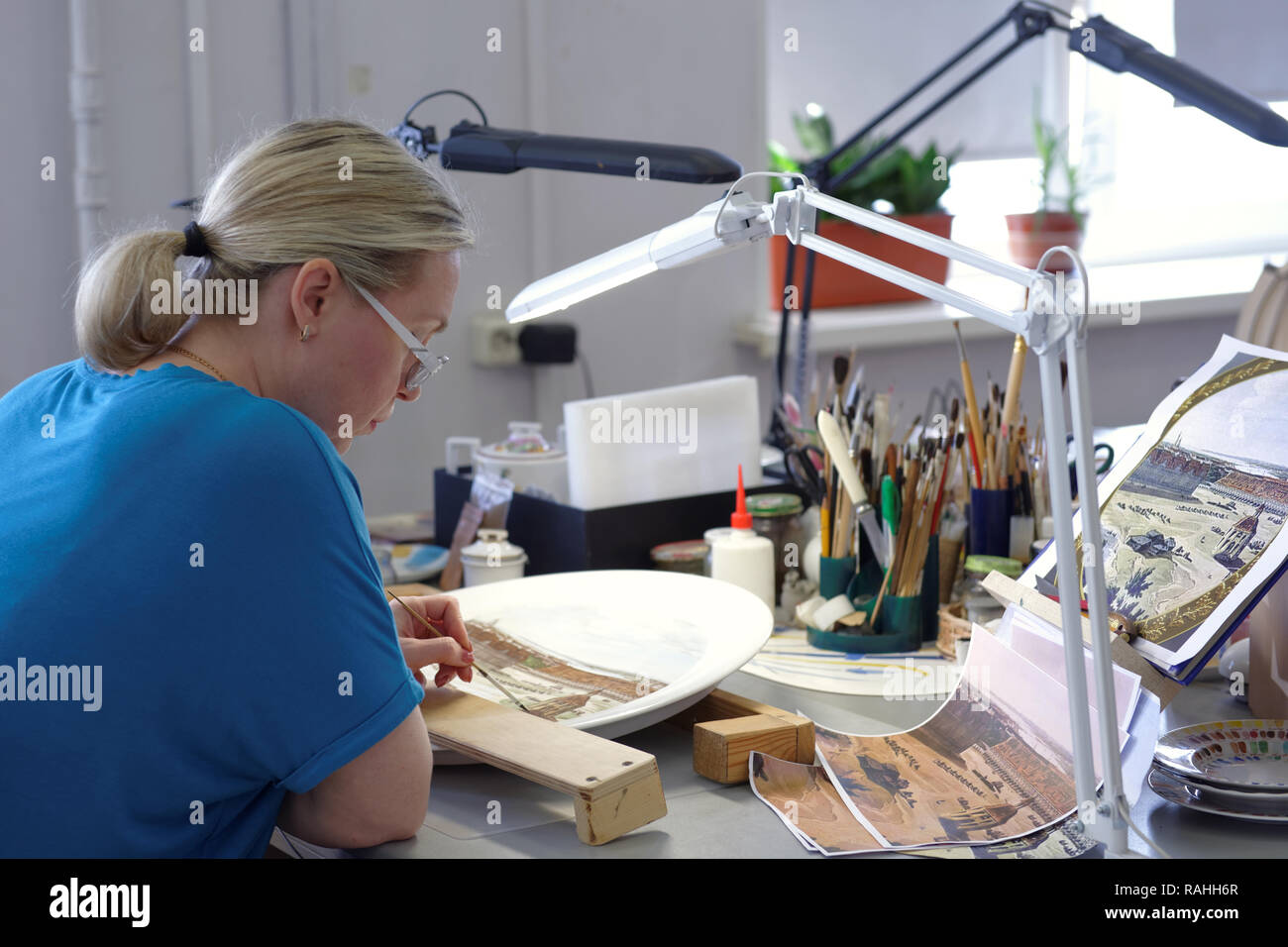 San Pietroburgo, Russia - Agosto 9, 2016: Lavoratore della Imperial manifattura di porcellana al posto di lavoro. Fondata nel 1744 da ordine di imperatrice Elisabetta, ora Foto Stock