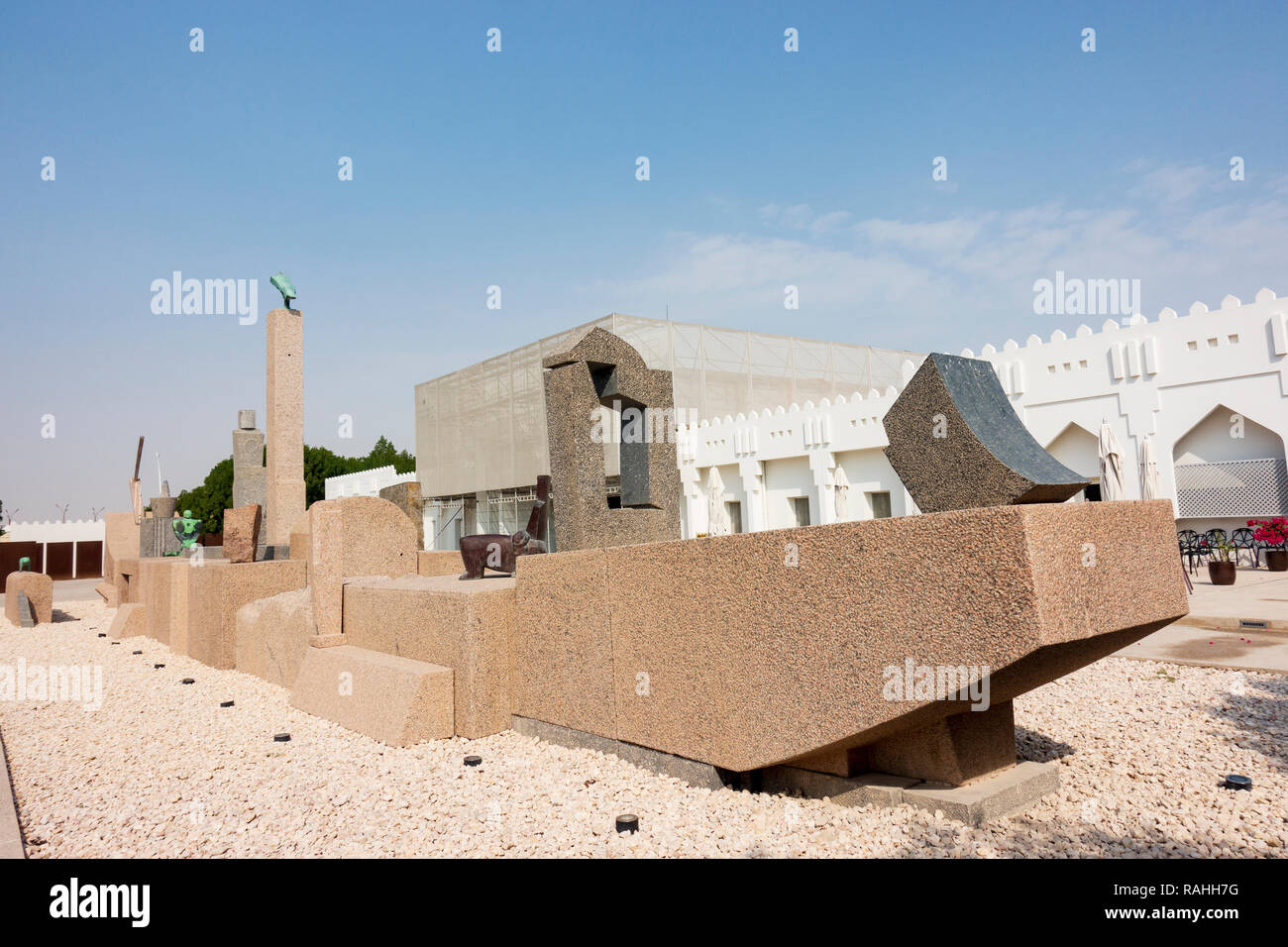 La scultura della nave dalla zona di Adam Henein al Mathaf: Museo arabo di Arte Moderna, Doha , Qatar. Foto Stock