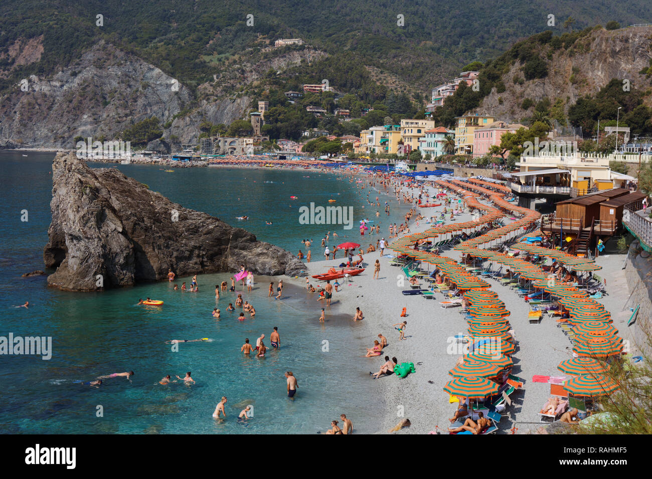 Monterosso al Mare, Italia - Agosto 7, 2018: Persone in appoggio su una delle spiagge in Cinque Terre. Il Parco Nazionale delle Cinque Terre è dichiarata dall'UNESCO il suo Foto Stock