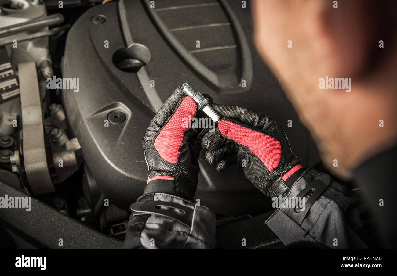 Benzina auto sostituzione delle candele d'accensione. Industria automobilistica tema. Foto Stock