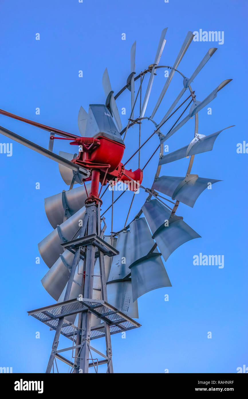 Chiusura del mulino a vento raggi da dietro la ricerca di Foto Stock