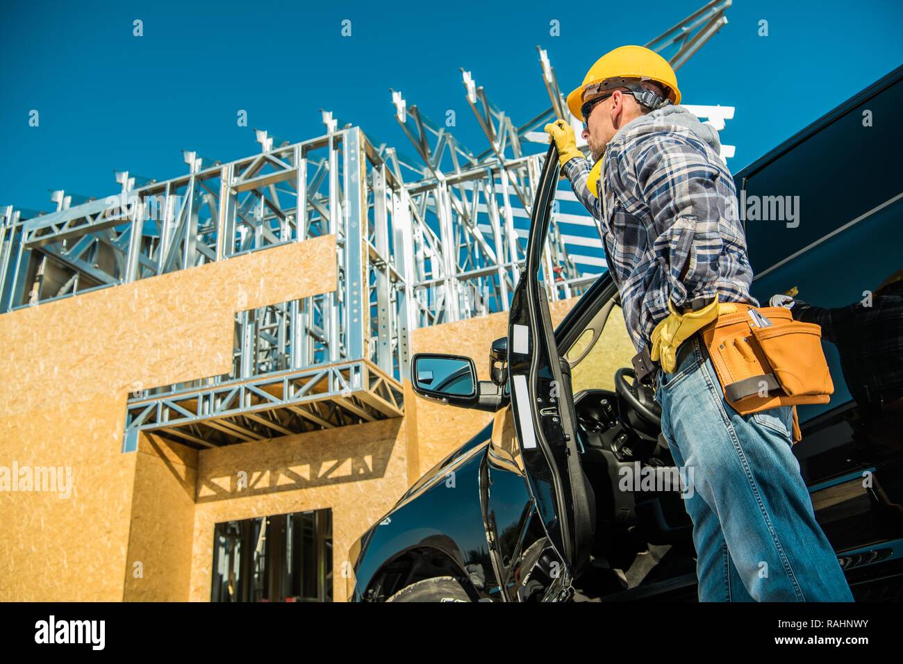 Costruzione caucasica lavoratore del sito nella parte anteriore del suo pickup. Foto Stock