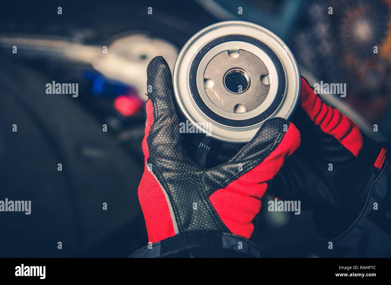 Motore diesel filtro olio in meccanica le mani. Moderno tema automobilistico. Foto Stock