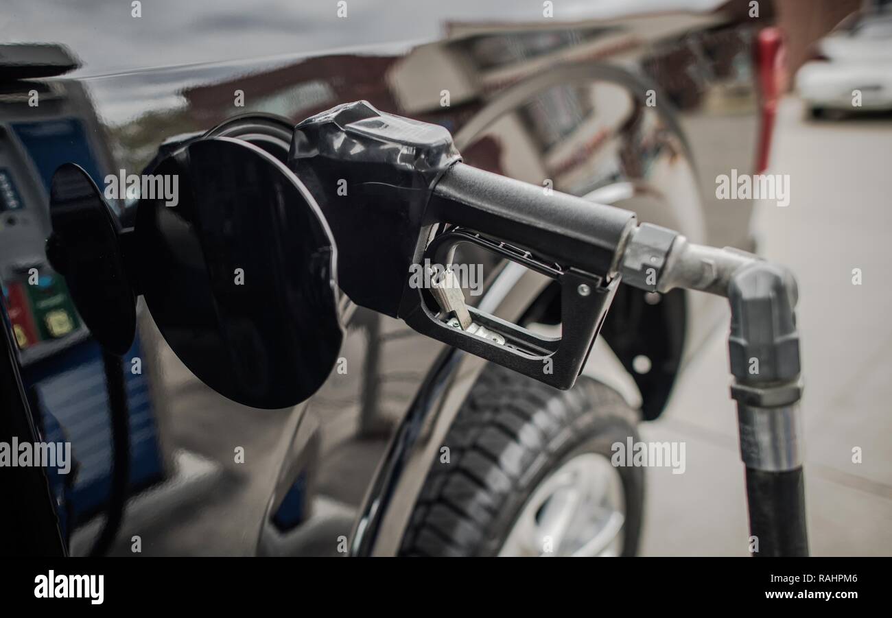 La carburazione Pickup. Ugello di gas all'interno della vettura Closeup Photo. Stazione di gas. Foto Stock