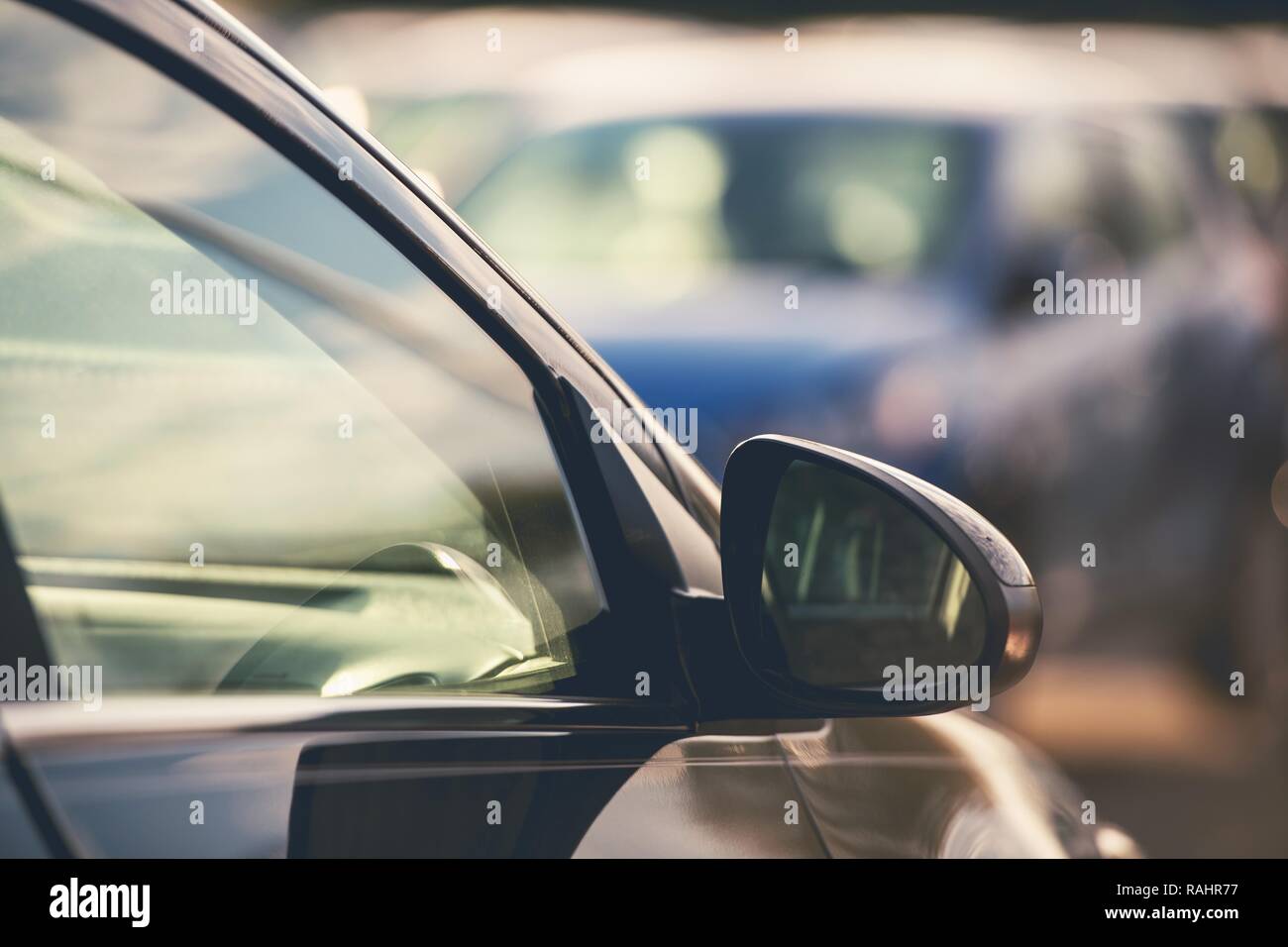 Moderno concetto di trasporto foto. Auto anteriore porta e specchio retrovisore esterno Closeup Photo. Tema automobilistico. Foto Stock