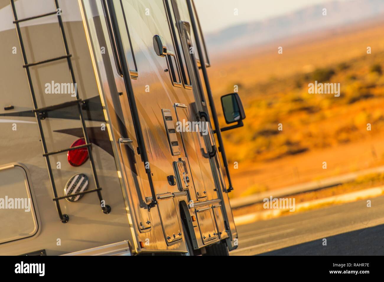 Motorhome Travel RV. Compact camper van Classe B. Closeup Photo. L'industria dei viaggi. Foto Stock