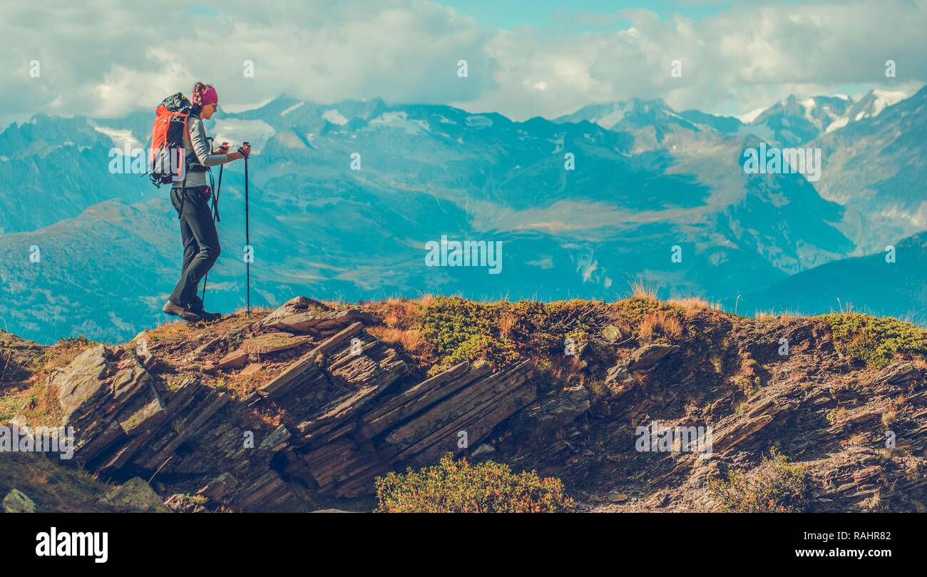 La donna caucasica con zaino in suo 30s sentiero di montagna trekking. Viaggio estivo. Foto Stock