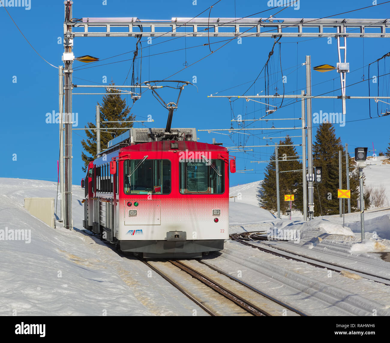 Mt. Rigi, Svizzera - 25 Gennaio 2016: un treno passeggeri su Mt. Rigi. Il Rigi è una meta turistica molto destiantion accessibile da una montagna railr rack Foto Stock