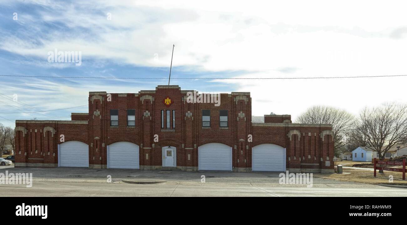 Stato e funzionari della città unite insieme durante una cerimonia di premiazione che si terrà a Blackwell, Oklahoma, giovedì, per il trasferimento di ufficiali dell'esercito Oklahoma Guardia Nazionale dell'Armeria storica Torna alla città, che ora verrà utilizzato per le loro strade e parchi dipartimento. Il 19.700 piedi quadrati, completata nel 1938 come parte del presidente Roosevelt le opere di amministrazione dei progetti (WPA), era uno dei 51 Oklahoma armory che sono state costruite dal WPA e ha giocato un ruolo fondamentale nella storia dell'esercito Oklahoma Guardia Nazionale. Foto Stock